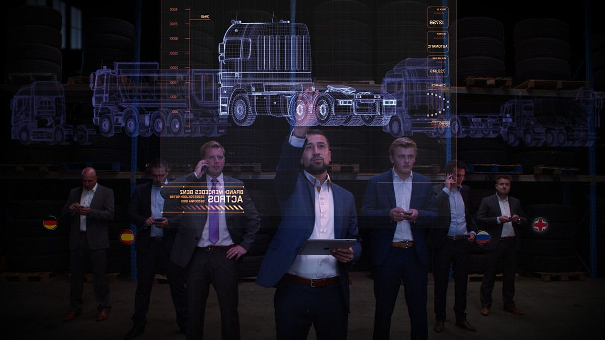 Medewerker kiest een vrachtwagen uit verschillende holograms