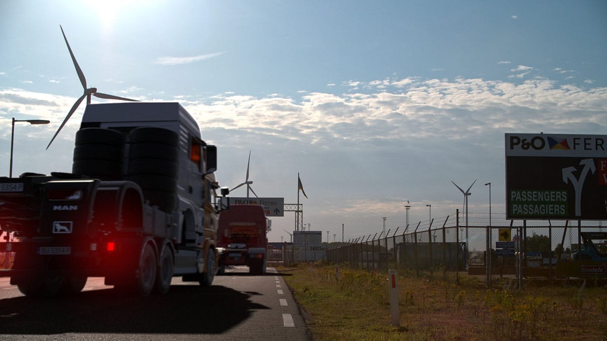 Vrachtwagen die richting dock rijdt