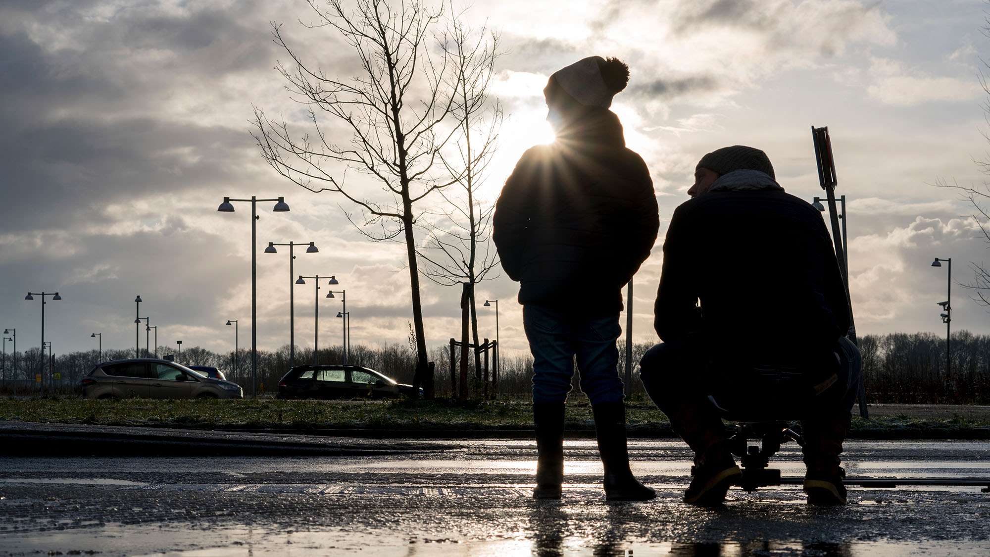 De zon breekt door en een kind staat naast Kevin te kijken in de verte