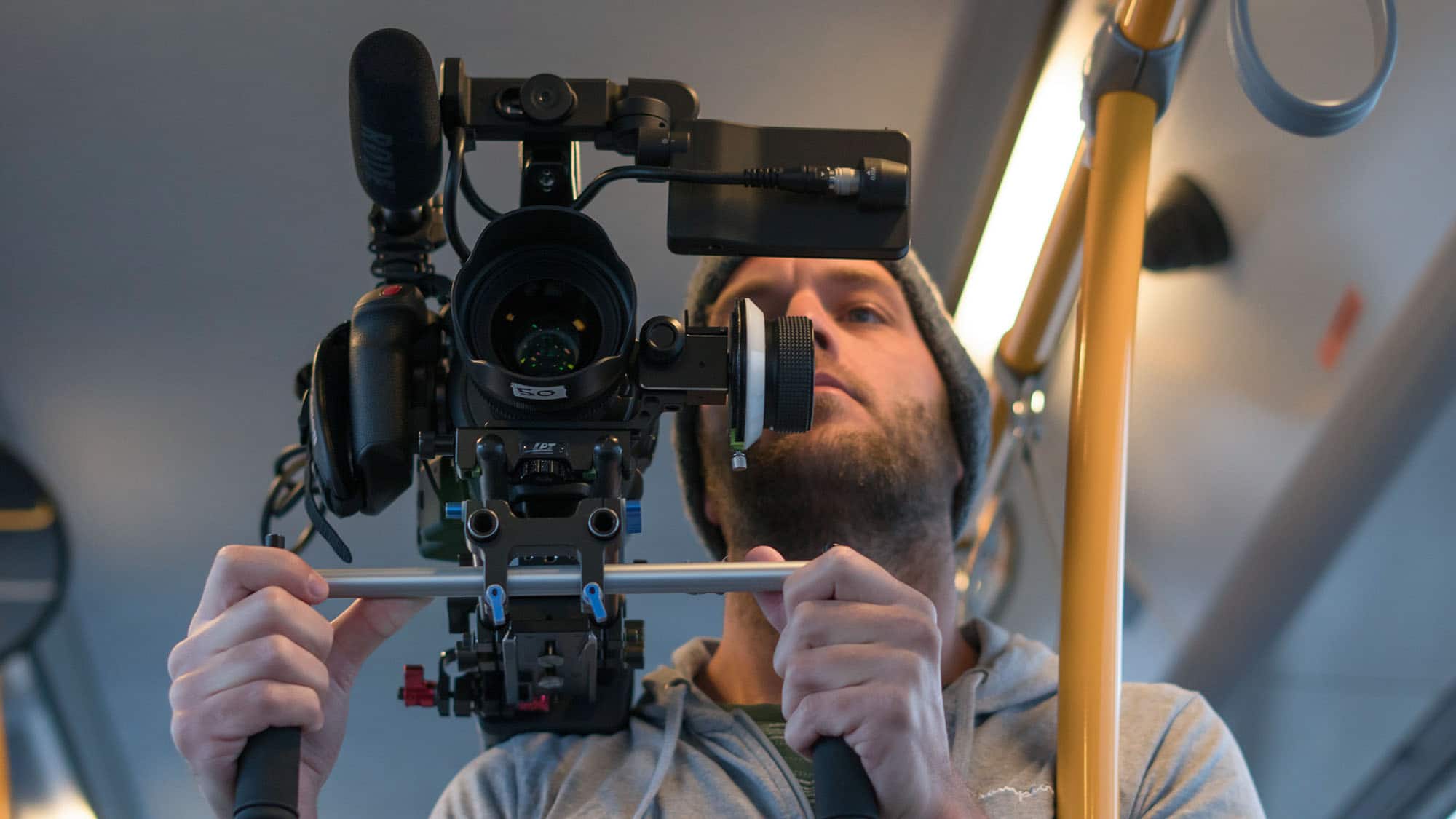 Kevin filmt met Canon C200 in de bus