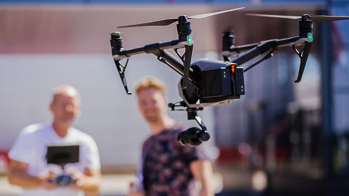 Een drone die net de lucht in stijgt