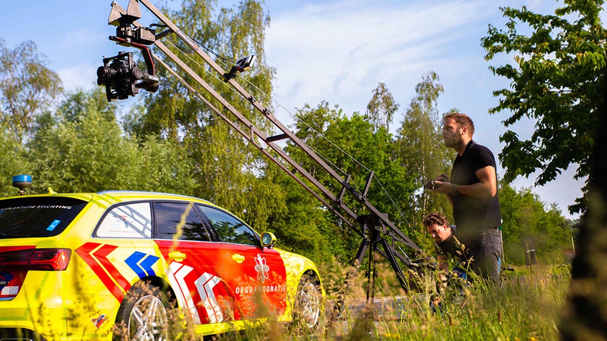 Peter en Kevin filmen met een crane het organentransport