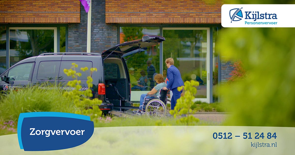 Een vrouw in de rolstoel wordt met de auto van Kijlstra getransporteerd