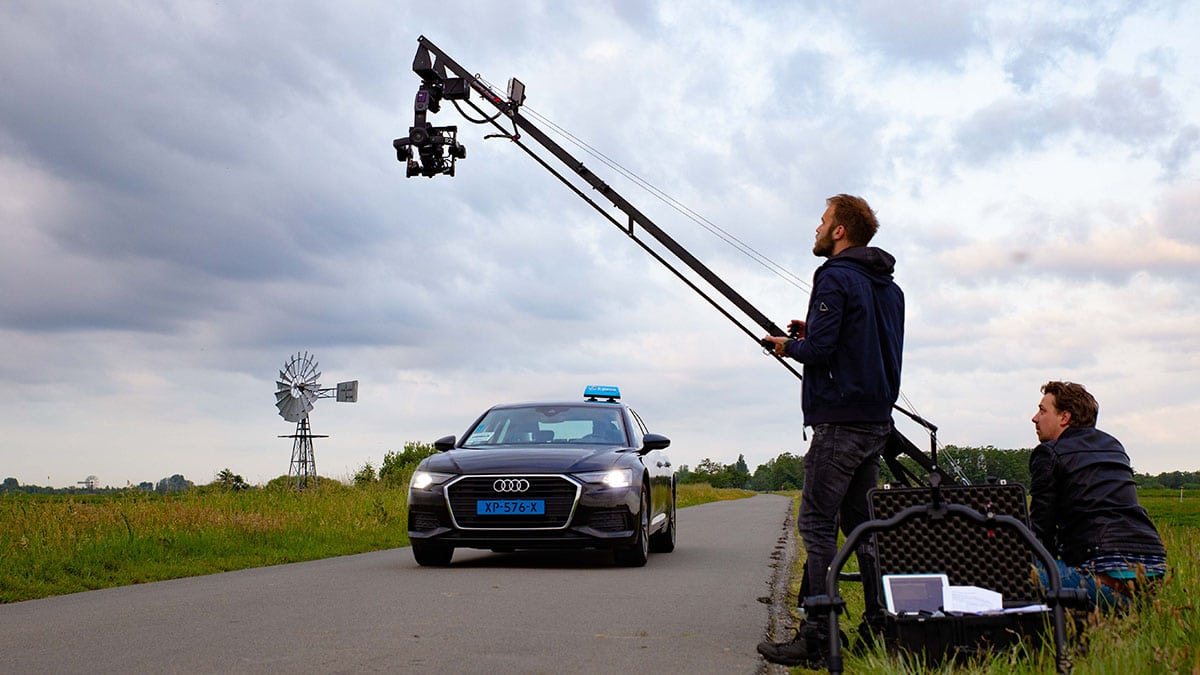 Een taxi van Kijlstra rijdt onder de film crane door