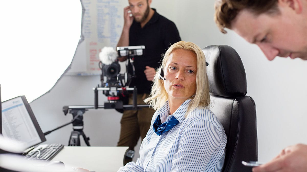 Behind the scenes van een vrouw in de centrale die de taxioproepen beheert