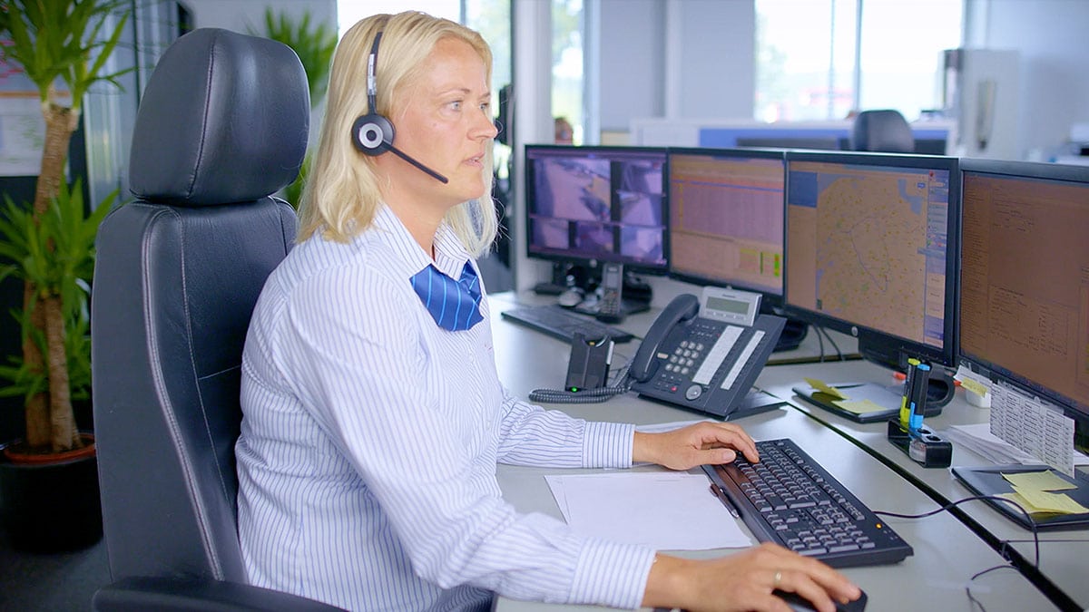 Een vrouw met headset zit in de centrale